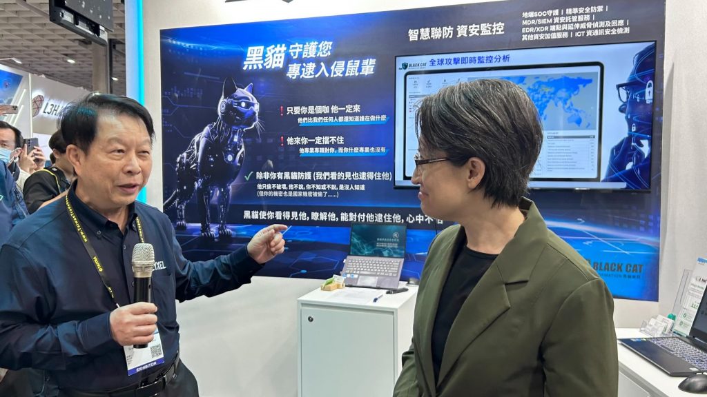 蕭美琴副總統參訪黑貓資訊展攤 翻攝自蕭美琴@Threads